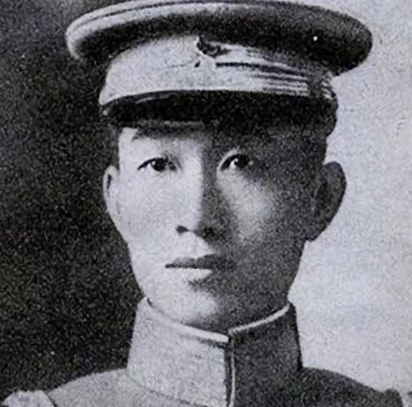 1917年冬天，一口灵柩从日本运回中国。棺中人名叫蔡锷，年仅34岁。他的遗体