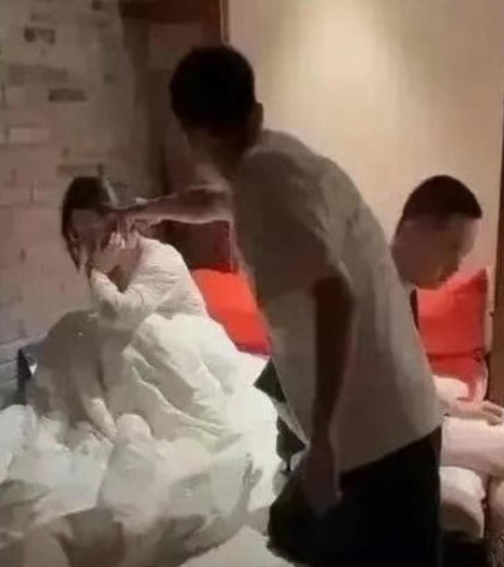 🌙“大快人心！”山东淄博，一男子在回家后，意外撞见了妻子和一位情夫的奸情，他愤