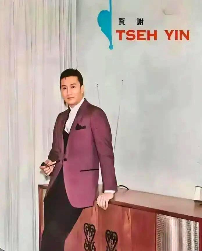 狄波拉给前夫谢贤夹菜，儿子谢霆锋在一旁安静地拍照。谢霆锋45岁生日，一家三