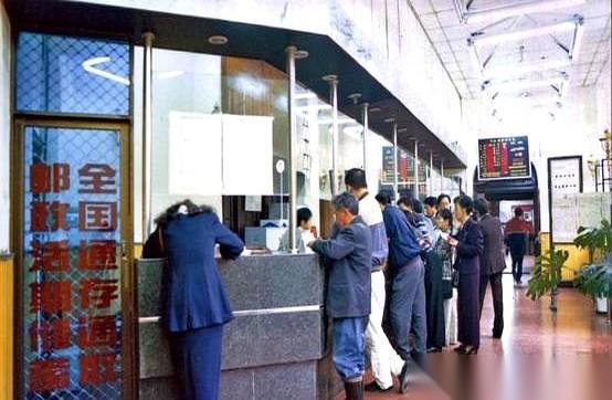 1998年，中国邮政的账本上，砸出了一个179亿的窟窿。邮电分家，电信拿走了所