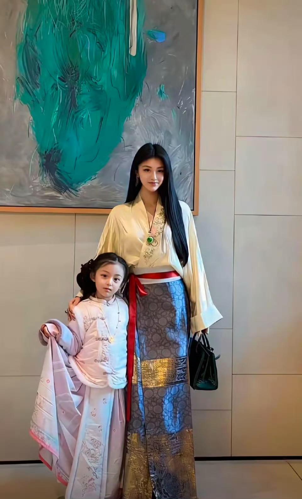 女儿完美继承了妈妈的美貌