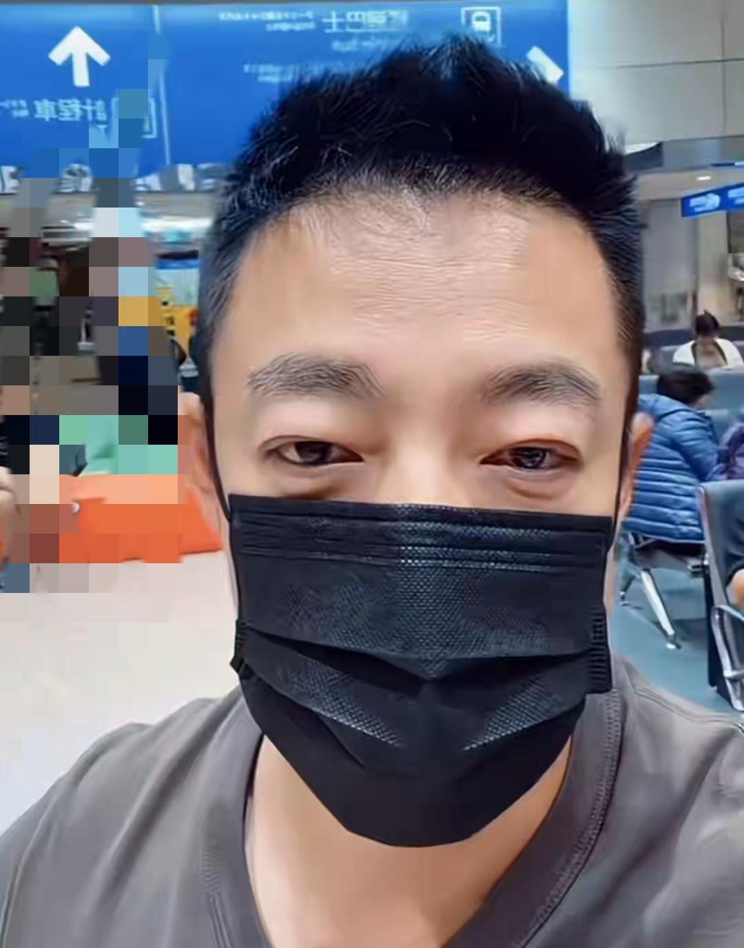 当整座城市尚沉浸在睡梦之中，机场的一幕画面，撕开舆论滤镜，让大众看见汪小菲身为父