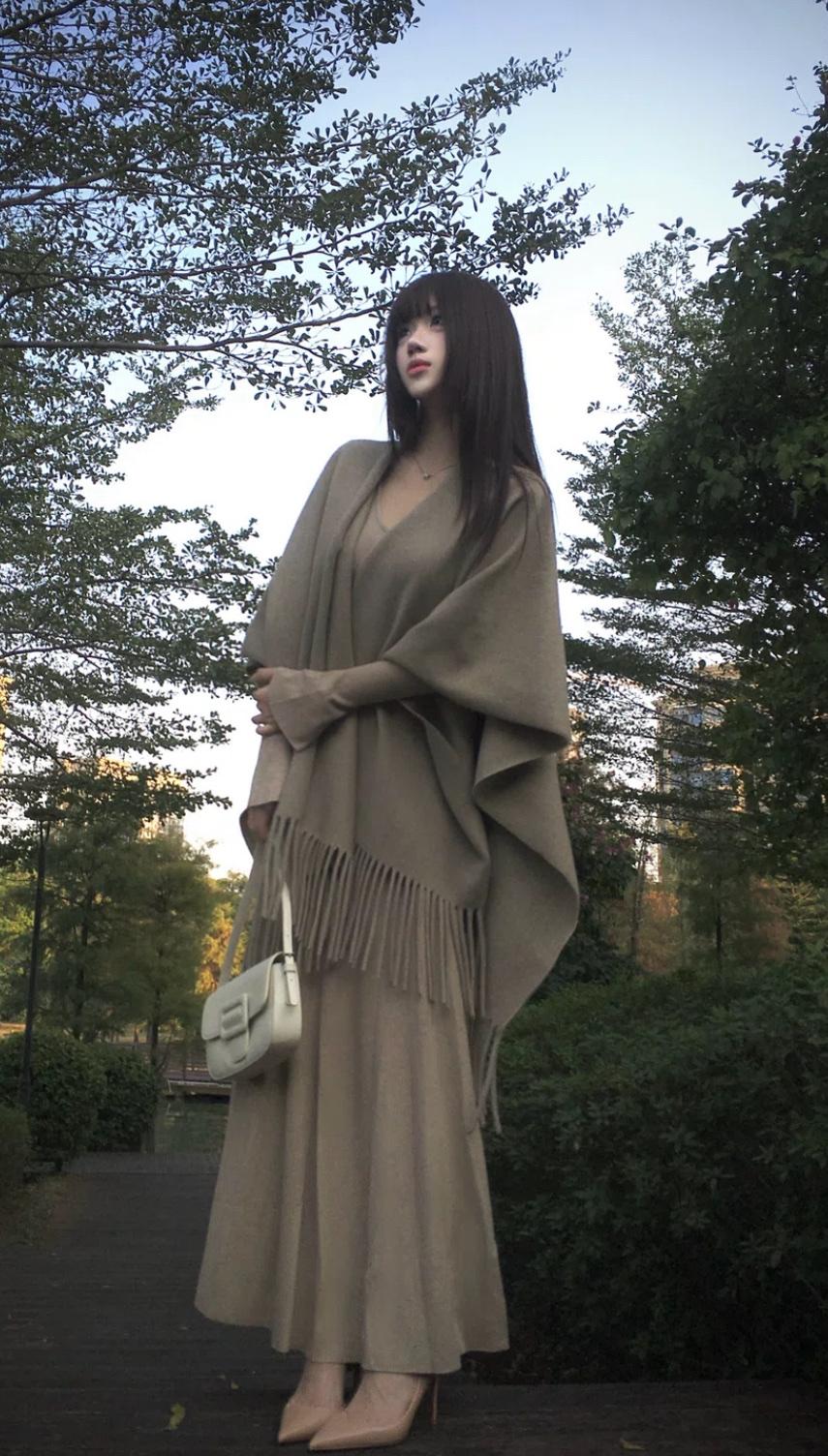 优雅气质，浅驼色长裙，木栈道上的静谧时光。