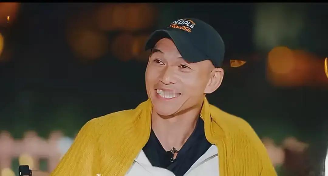 别信他道歉时说的“低血糖”。TVB《婚后事》里那个总在笑的车崇健，因为一顿