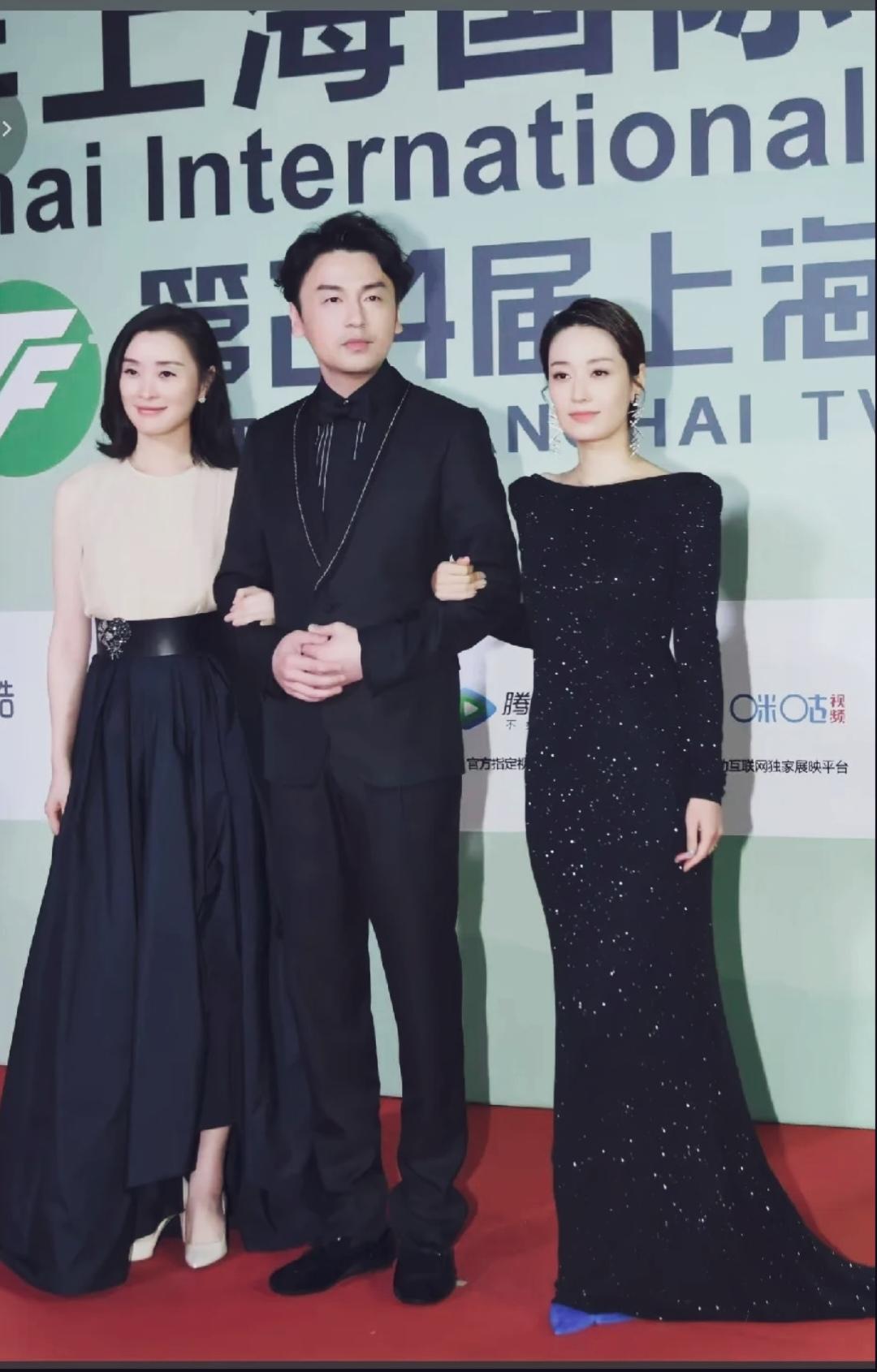 “小三”确实与众不同，吴越白衣配藏青色长裙，端庄优雅！身材高挑挺拔。“正妻”确实
