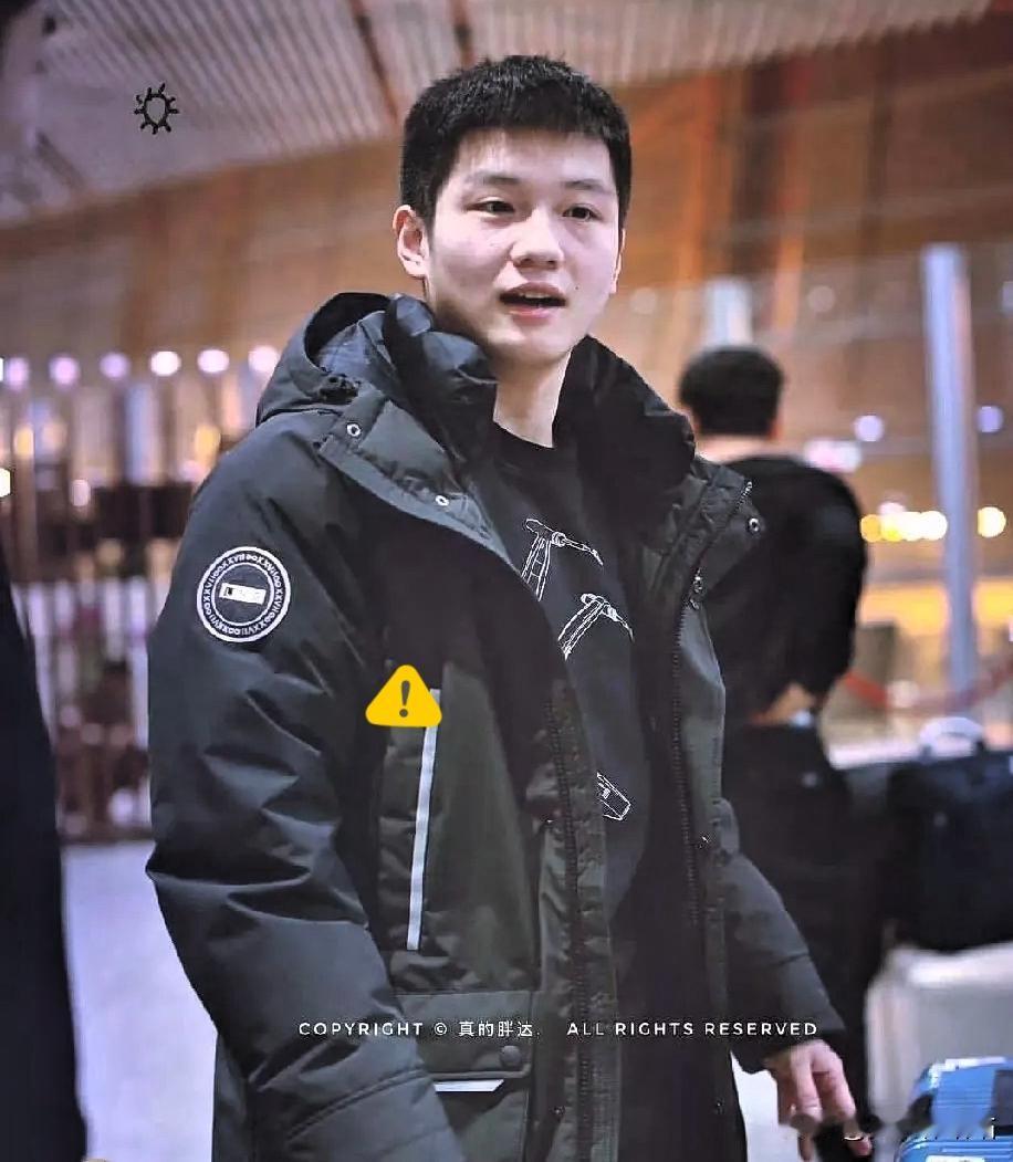 樊振东火急火燎从德国飞返上海，不为赛事不为任务，只为送别十二年兄弟赵子豪！一