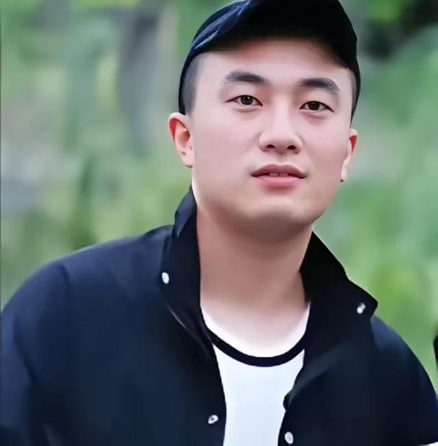 2021年，四川一个30岁的小伙子张植，辞掉了原来的工作，专门在家照顾57岁的妈