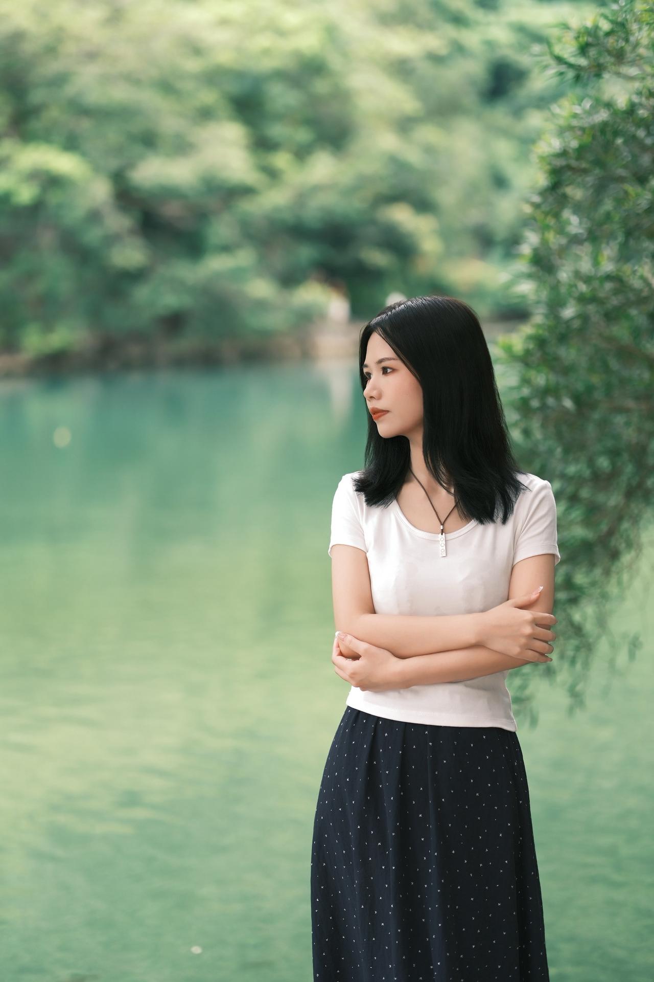 小姐姐在湖水边拍照，眼神里带着忧郁。只想把自己的情绪融入风景里！自然温柔风湖边