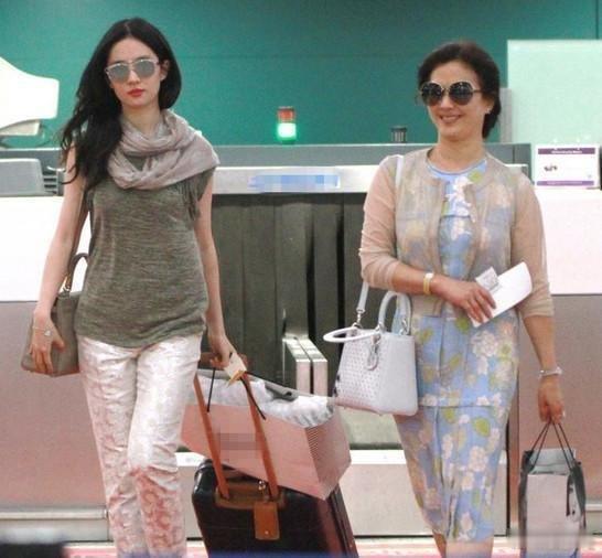 妈妈在女儿婚礼上美出圈啥时候能让我们见到女神刘亦菲结婚呢，印象里她妈妈也特别美！