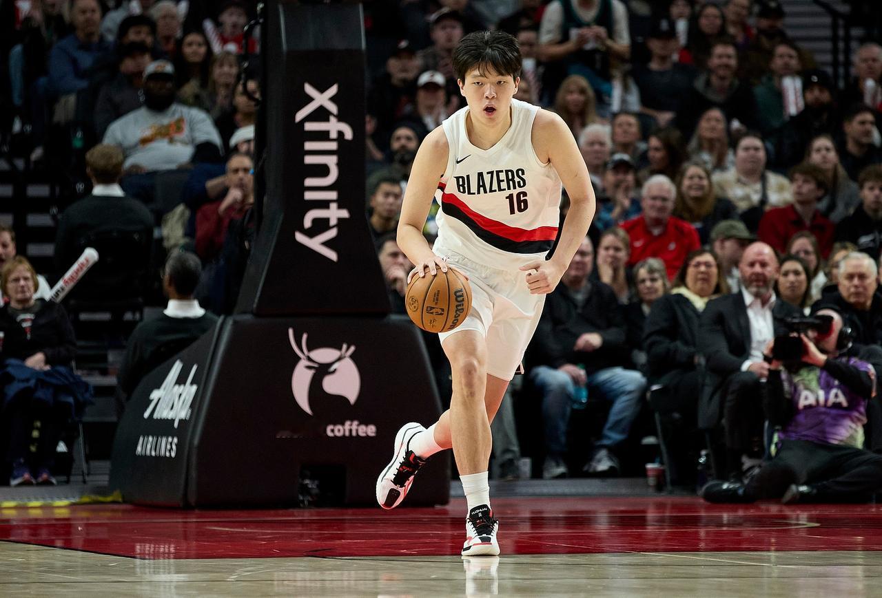 不信任！队友不愿给杨瀚森传球！杨瀚森在对阵勇士比赛中再次获得了登场机会，杨瀚