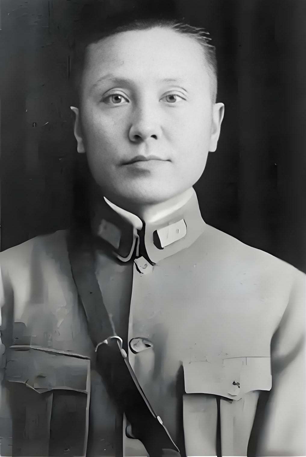 我们将十四年抗战史分为两段，前六年是孤立无援的局部抗战，后八年是艰苦卓绝的全面抗