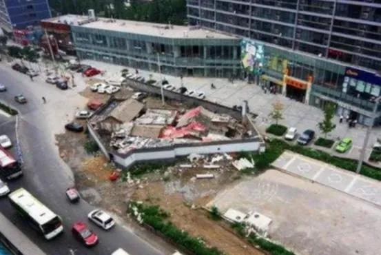 2003年，北京人张长福坚决不同意拆迁，仗着奥运会向开发商提出苛刻条件。谁知，开