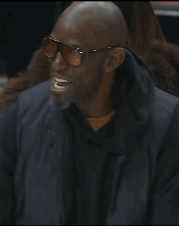 气场拉满！为了让两个“狼王”握手🤝裁判叫停了比赛。加内特🤝爱德华兹