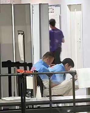莎莎被抽中了尿检，今早00:30分才结束，来回游轮三个小时，回去还得收拾一下，