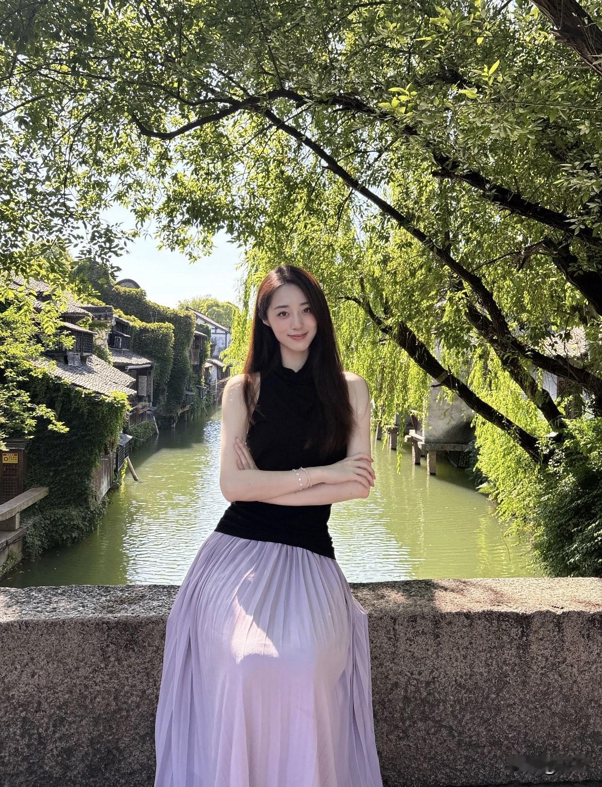 女性怎样有气质着装得体，选择适合自己风格的衣服。