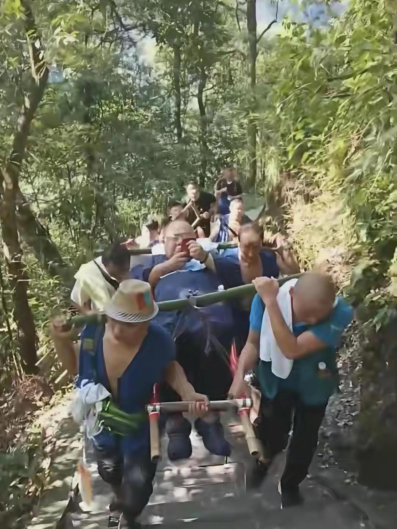 9个人10小时赚22100元，每人能得4455元，很值！我觉得上峨眉山的这个男