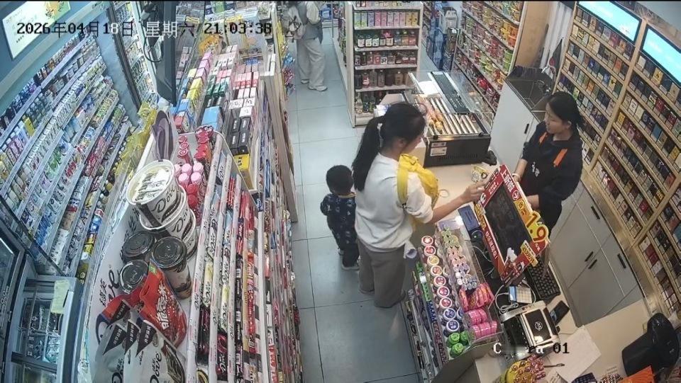 近日，贵州贵阳一对摆摊夫妻忙着打理生意，一时疏忽，年仅3岁的儿子不慎走丢，孩子找