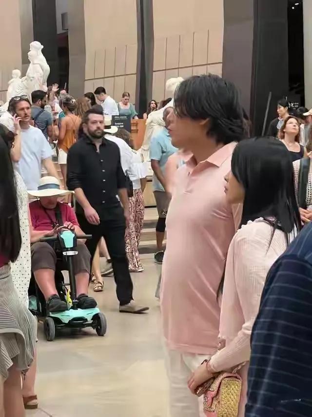 伊能静和秦昊夫妇在欧洲度假，穿粉色情侣装被网友偶遇。秦昊身材发福，伊能静着装宽松