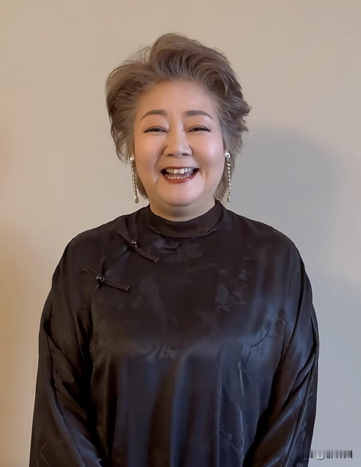 天啊，真没想到萨日娜已经变成这样了！当我们见到萨日娜，第一反应并不是她有多么