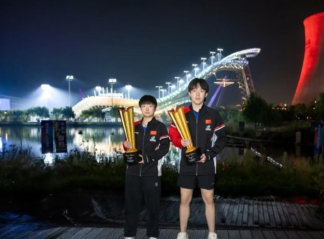 首钢园的冠军城市宣传照来啦，虽然，但是，头哥是怎么做到三张几乎一模一样的？[捂脸