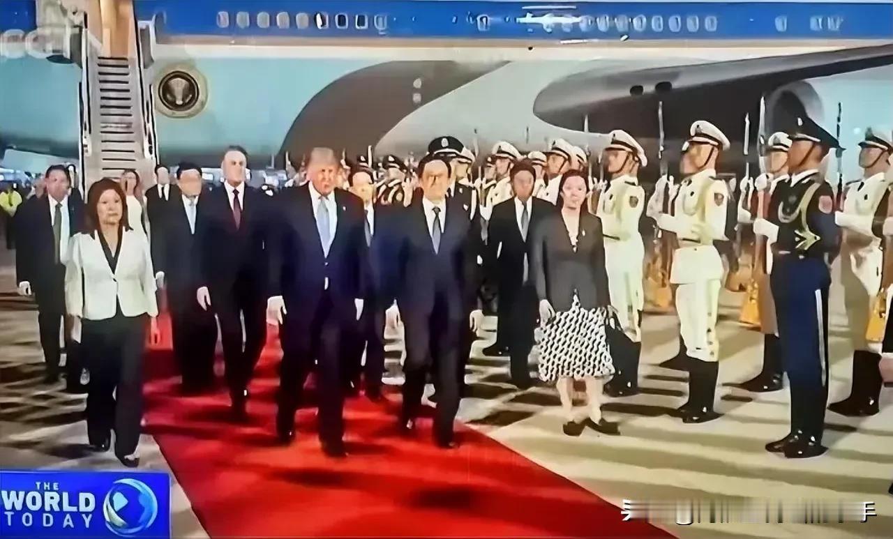 5月13日晚，特朗普抵达北京的机场。看直播时发现一个很有意思的点，近一米九的