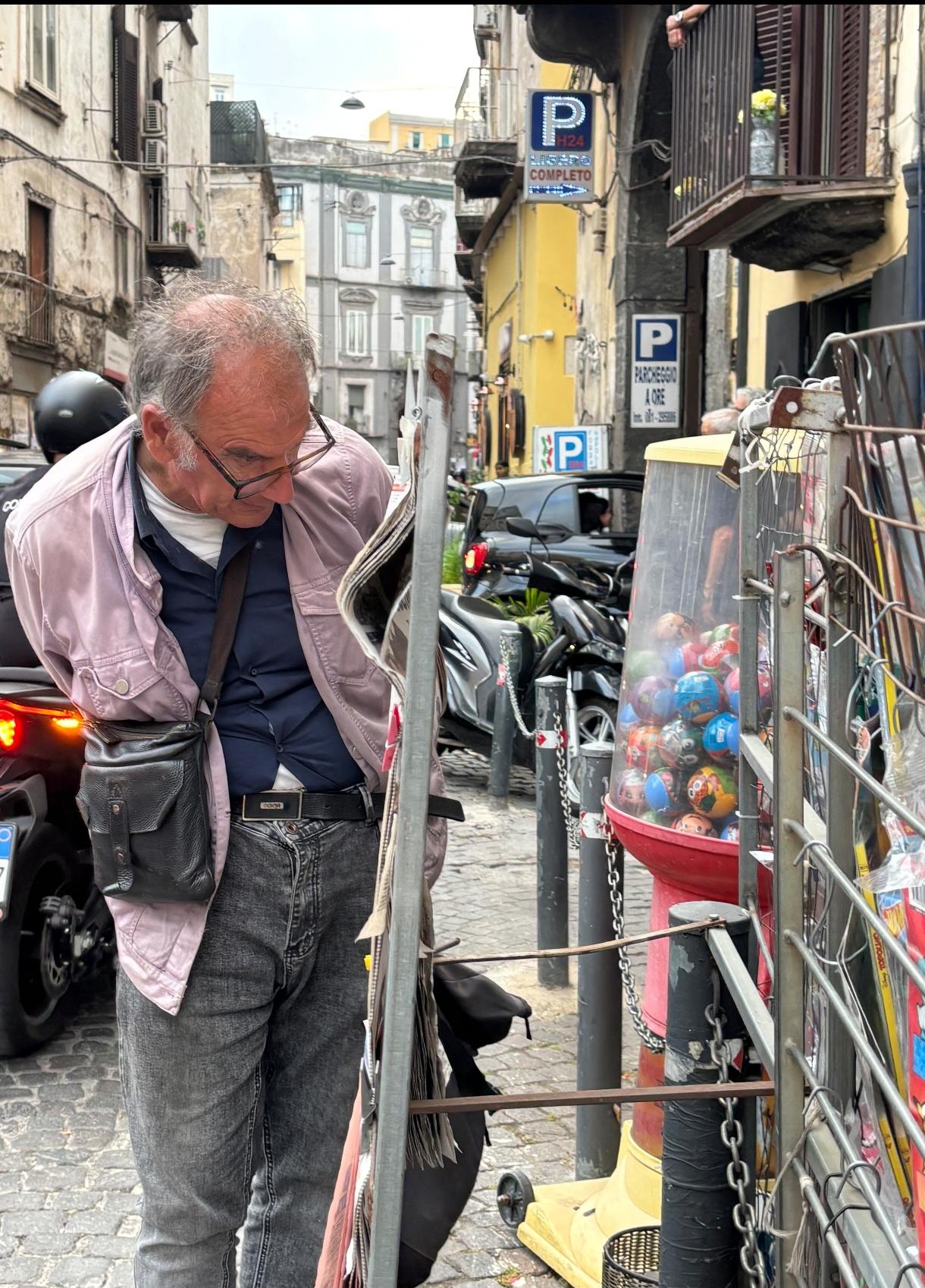 欧洲的老街道，和中国的没区别[doge]逛街、聊天、打牌、晒衣被，悠闲放松，穿个T恤