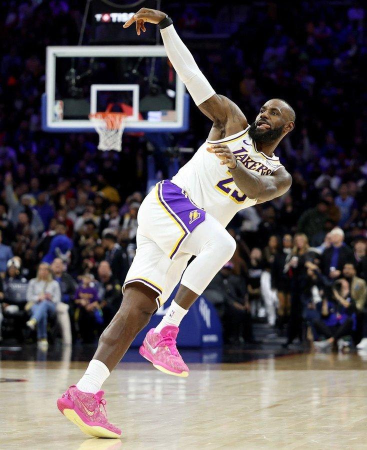 安东尼高度赞扬詹姆斯，令人奇怪的，安东尼和韦德他们都是曾经的香蕉船兄弟，但提起詹