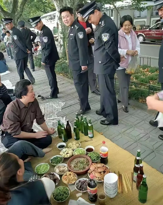 浙江杭州，有一名男子在回家的路上，在西湖边看到很多人在西湖边做饭聚餐，这些人买来