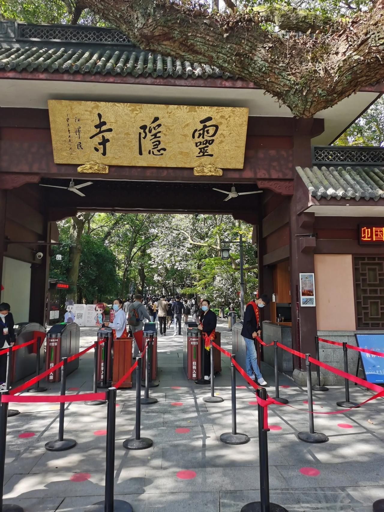 灵隐寺抓间谍这个事，虽然看起来很降智、很可笑，但没办法，这种信息在社交媒体还是非