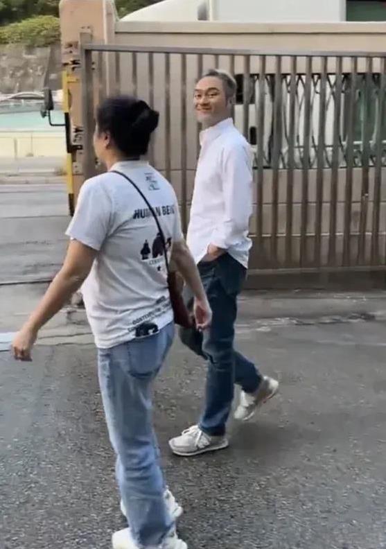 近日网友在香港街头偶遇张智霖，一身休闲装自然随和，主动和路人打招呼毫无架子。追