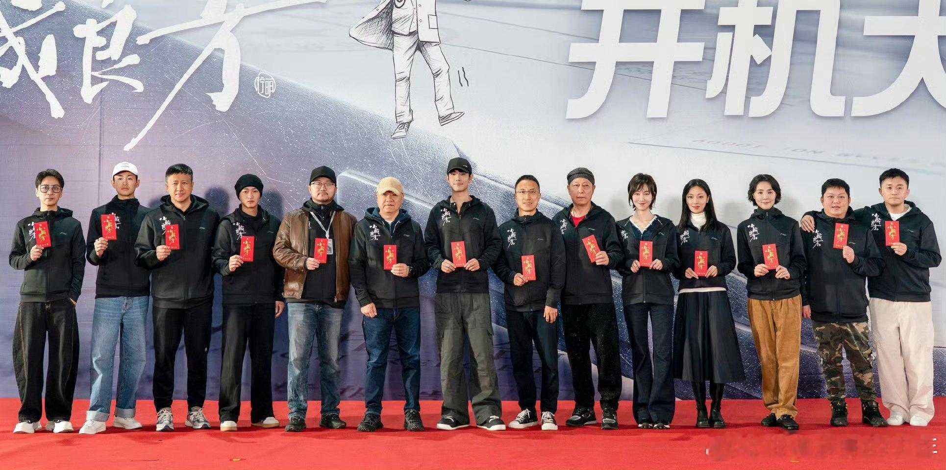 肖战医生制服海报南方人身高不输啊[大笑][大笑]！看以后谁还说南方小土豆！这分明
