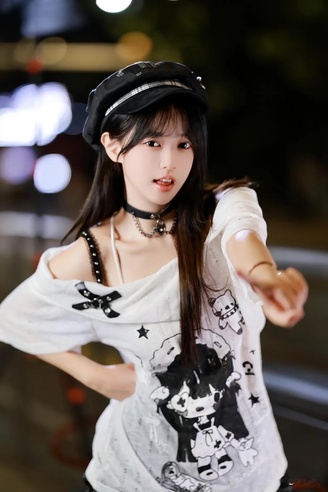 夜色中的酷炫少女，黑帽与白T的完美搭配，时尚感爆棚！🌙✨