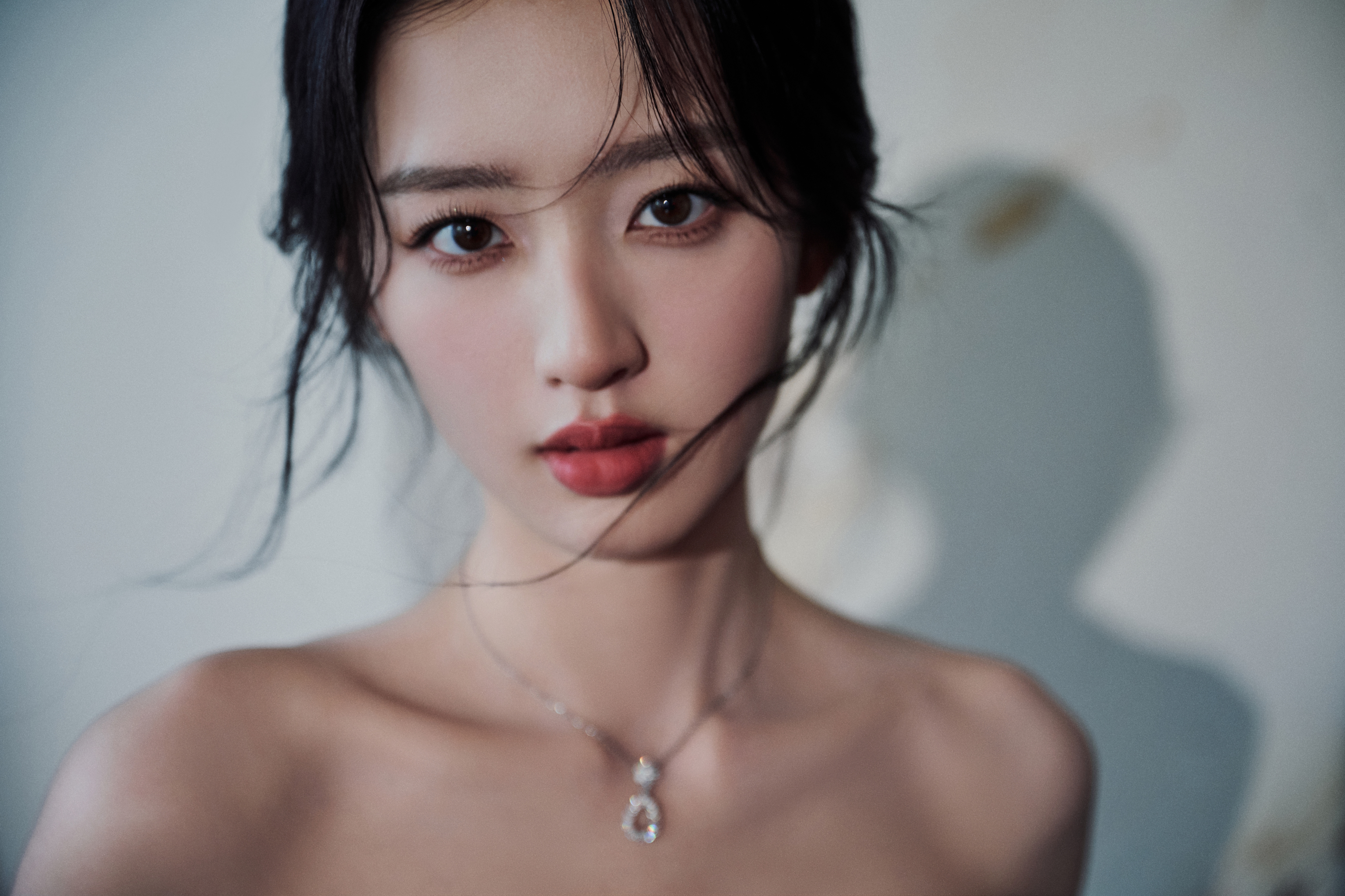 邓恩熙黑裙上流转出静谧的光，以舒展的姿态，将清冷与华丽融成独一份的优雅。