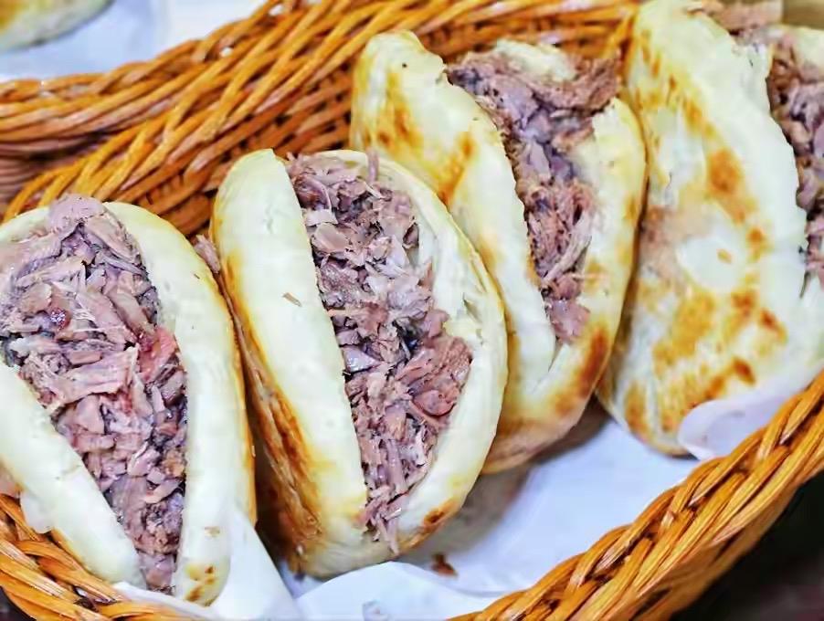 来保定必吃的10大美食！1、驴肉火烧2、锅包肘子3、总督豆腐4、牛肉罩