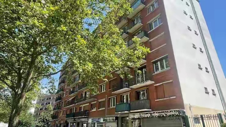 《费加罗报》：6月14日，巴黎近郊庞坦市，一名75岁老太婆站在街头提着沉重的购物