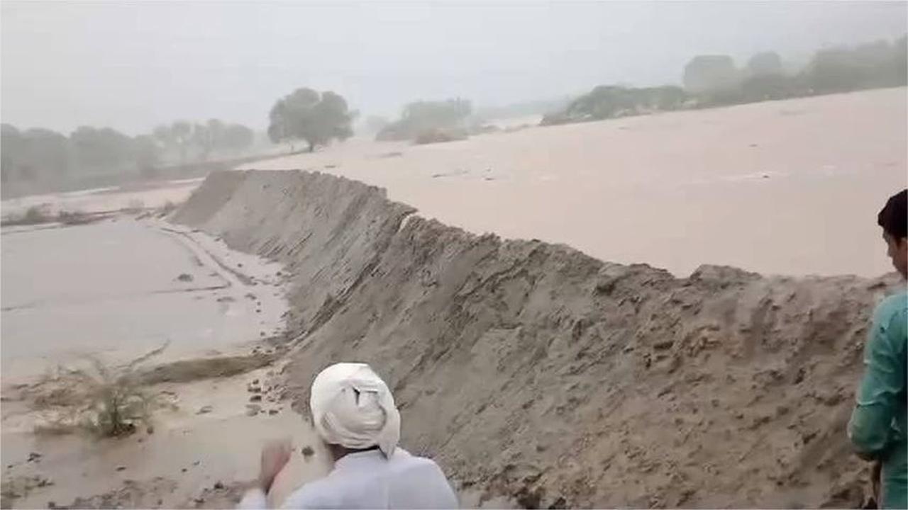 震撼！印度村庄堤坝溃坝全过程：从渗水漫溢到轰然崩塌