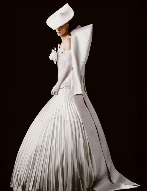 米卡这次在VOGUE红毯的表现简直是时尚界的震撼！婚纱与西装的双面高定设计，展现