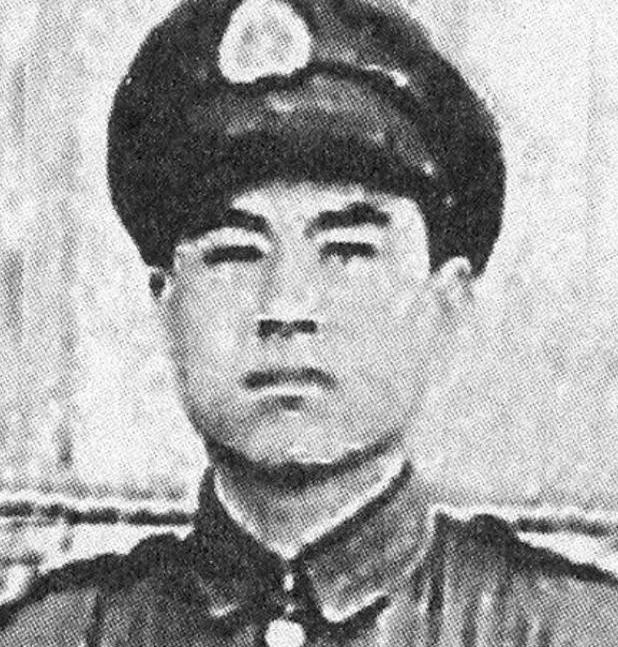 1941年，神偷“赛狸猫”藏在洞房天花板上，等新郎半夜外出撒尿，他“哧溜”一下钻