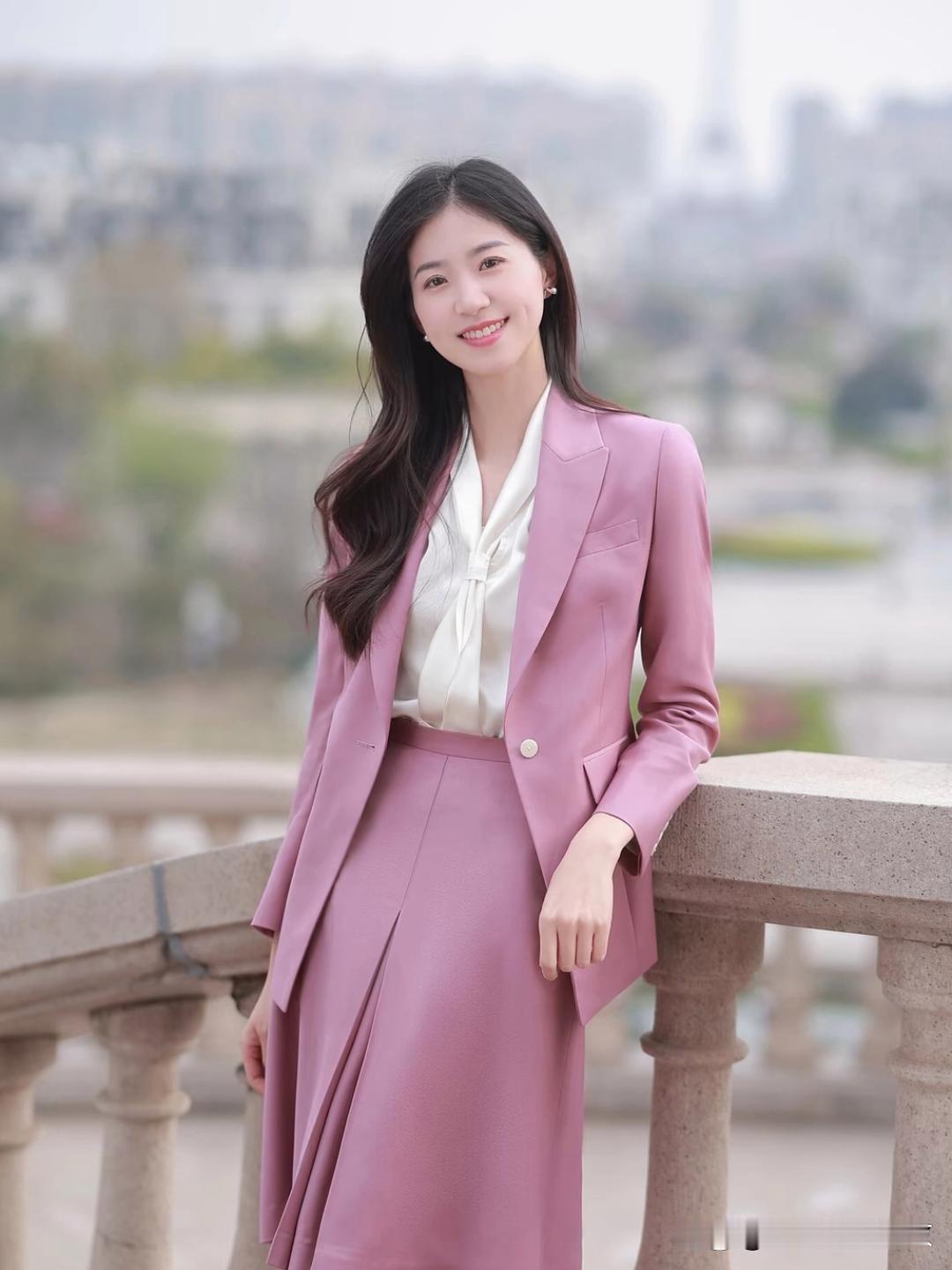 粉色西装搭配白衬衫，简直是都市女性优雅职场风的标配！选粉色可有讲究，别选糖果粉