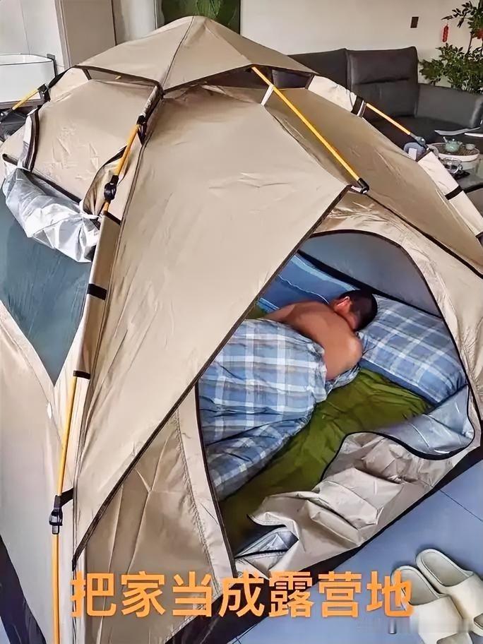 独自自驾进藏的男子傍晚在无人区边缘选了处平整地搭帐篷，刚把睡袋铺好，就被路过的当