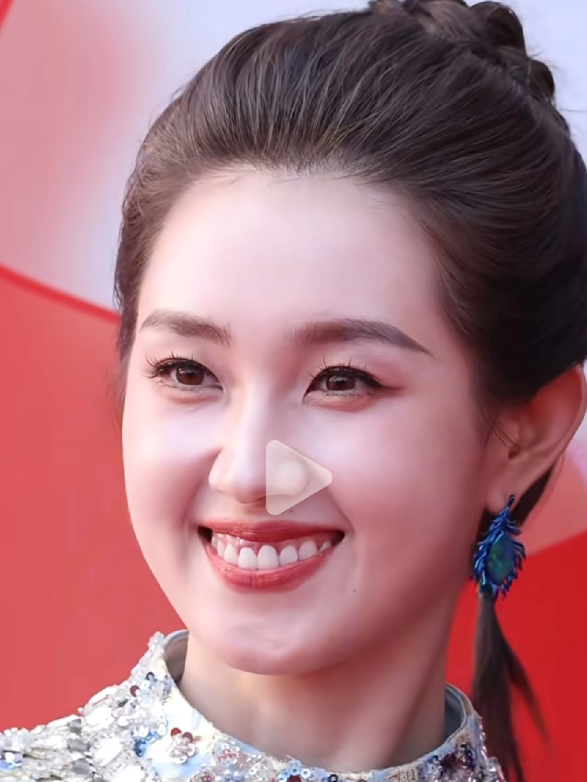 一直以来就觉得郭宇欣的牙齿有点奇怪今天总算看清楚了她是两颗上门牙不对称，一大