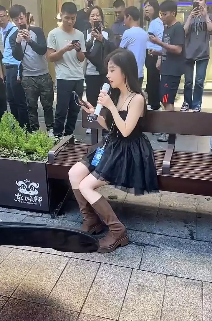 冯提莫在深圳搞户外直播，看起来好小只。