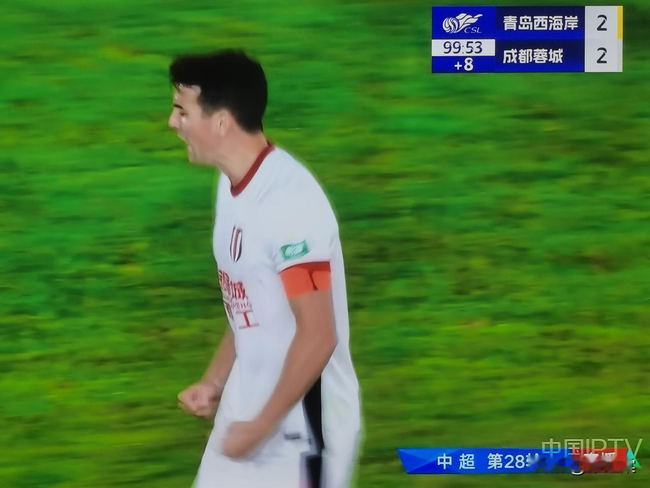 成都蓉城不进球，主裁判李海新是坚决不能吹停比赛啊！即使成都蓉城犯规也不吹罚了