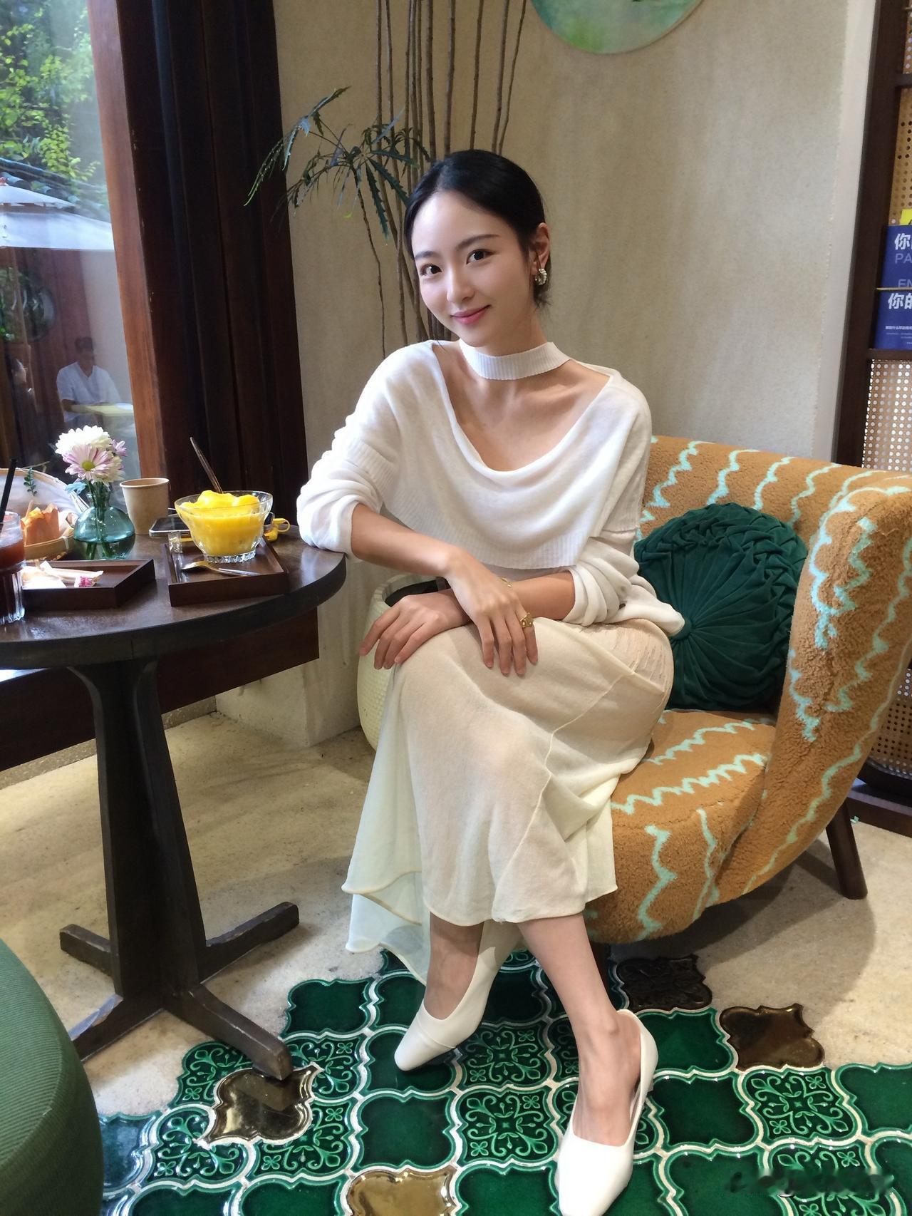 晚上选了家江浙菜——玥雲歌，踏入餐厅，中式风融入现代巧思，暖光轻洒，座位紧凑，“