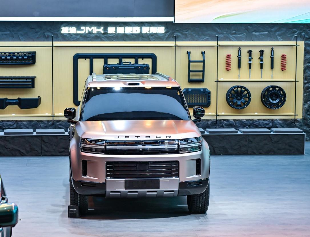 五米大方盒子配插混，捷途旅行者8能卷过坦克？北京车展E1馆，捷途展台围了三圈人