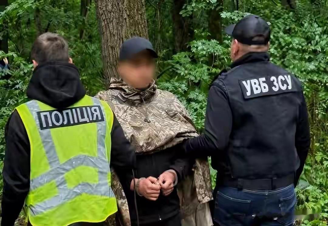 一个旅长，因为妻子被骂了几句了，就派士兵跨越了好几个州去抓人，拖到了训练场里像处