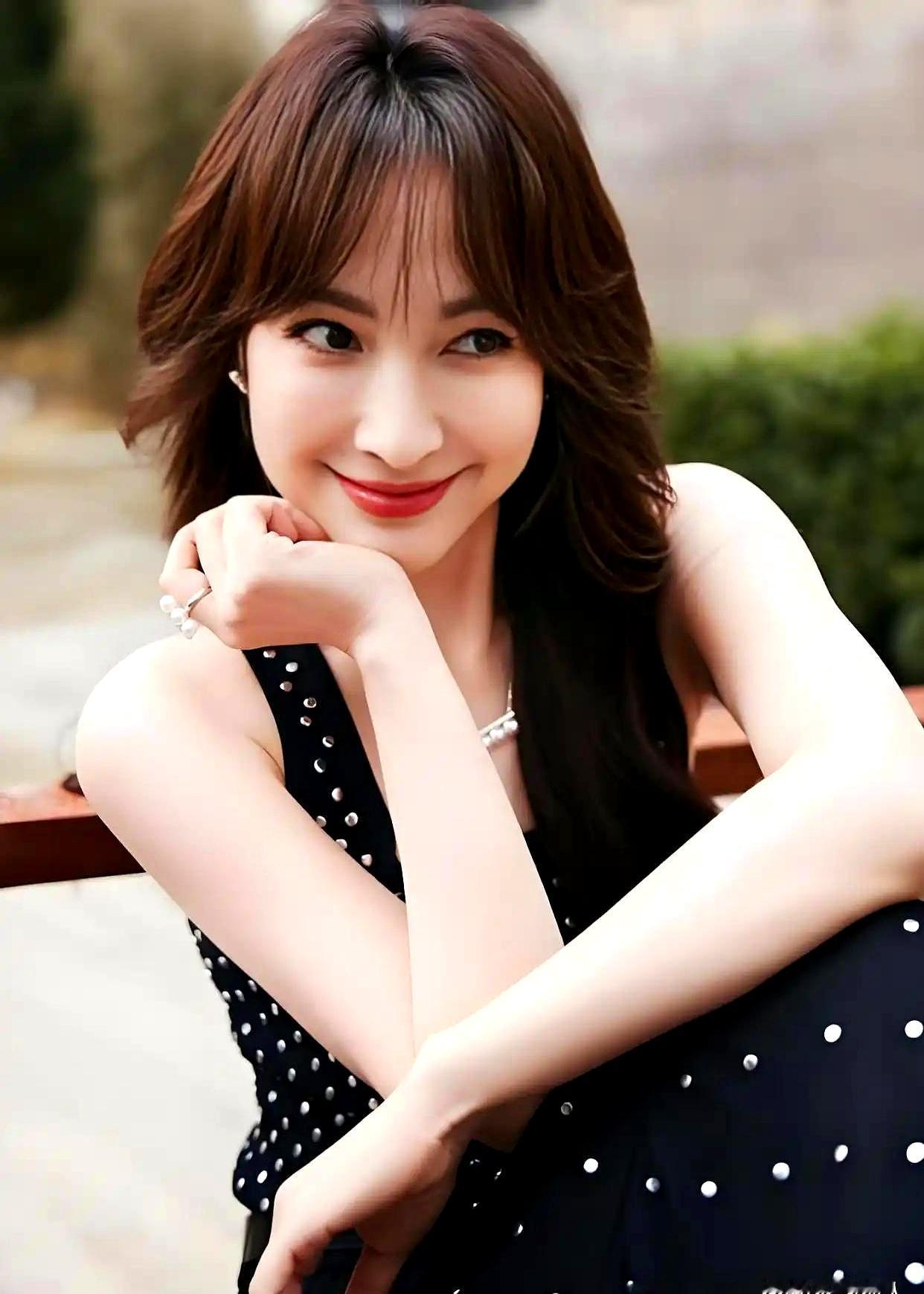 吴昕这件事，真挺适合拿来给女生提个醒。谈了7年男友，她一直没把恋情拿出来当话题