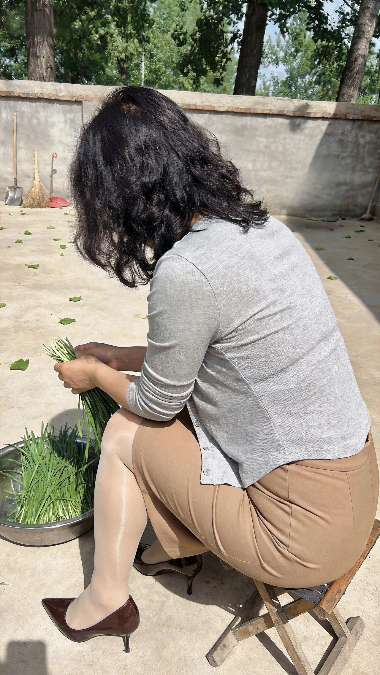 女人如何穿高跟鞋显得很洋气