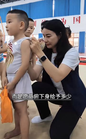 郭晶晶这一跪，跪上了热搜也揭开了豪门不为人知的一面她是拿过奥运金牌的世界