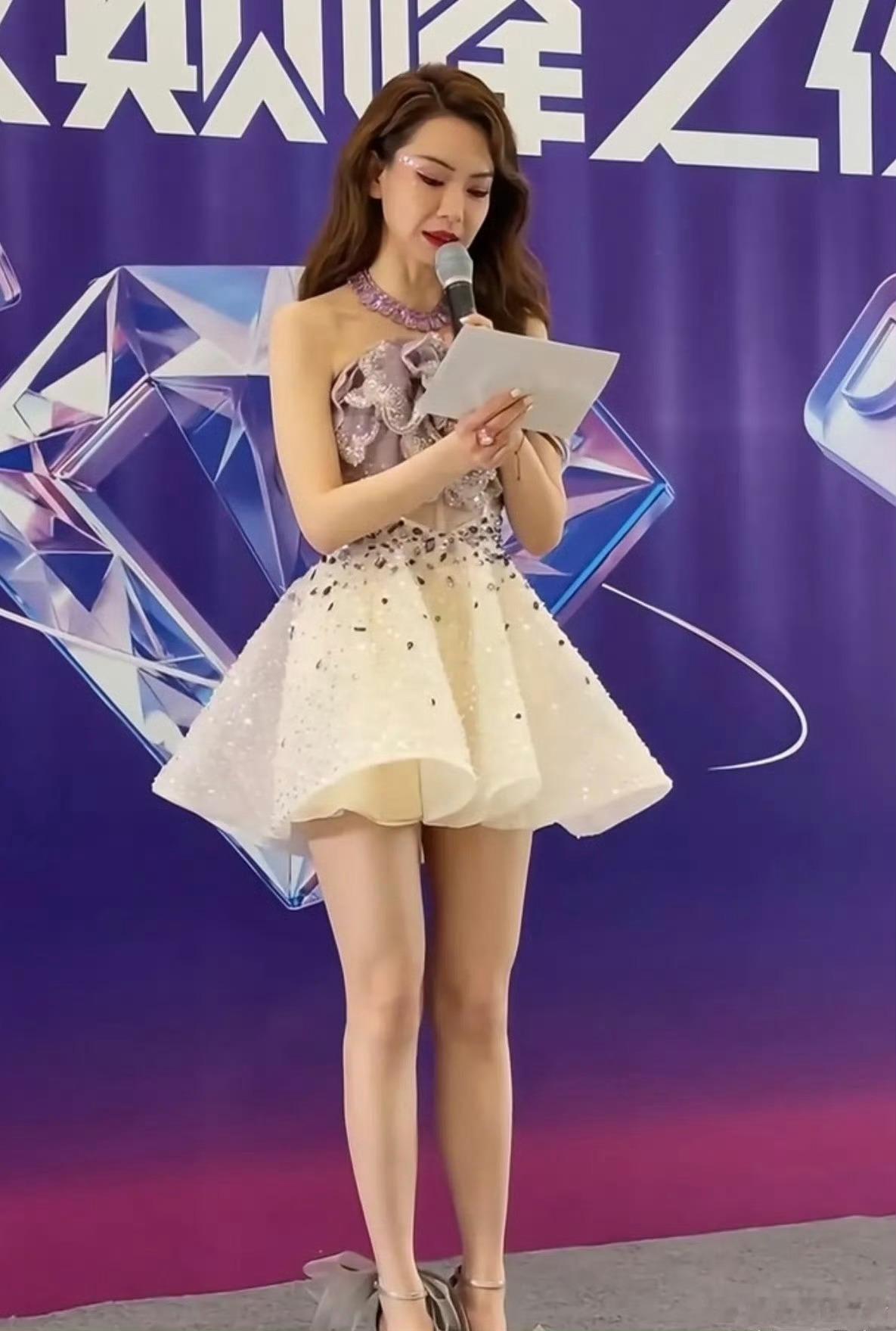 我的天哪，戚薇现在怎么瘦成这样了，岁月也在她脸上留下痕迹了